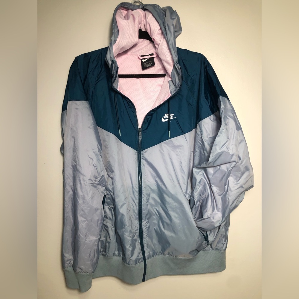 Nike Windrunner jacket! Two toned with light pink inside. Great condition! Large